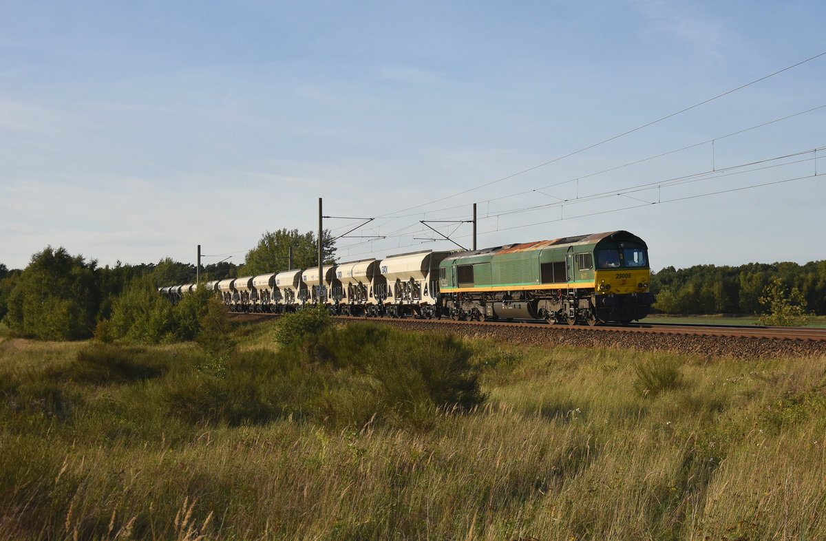 266 005-8 Class 66 mit ihrem Kieszug der Elbekies Mühlberg / Lausitzer Grauwacke unterwegs in Richtung Hagenower Land. 3km östlich von Büchen, 17.09.2018.