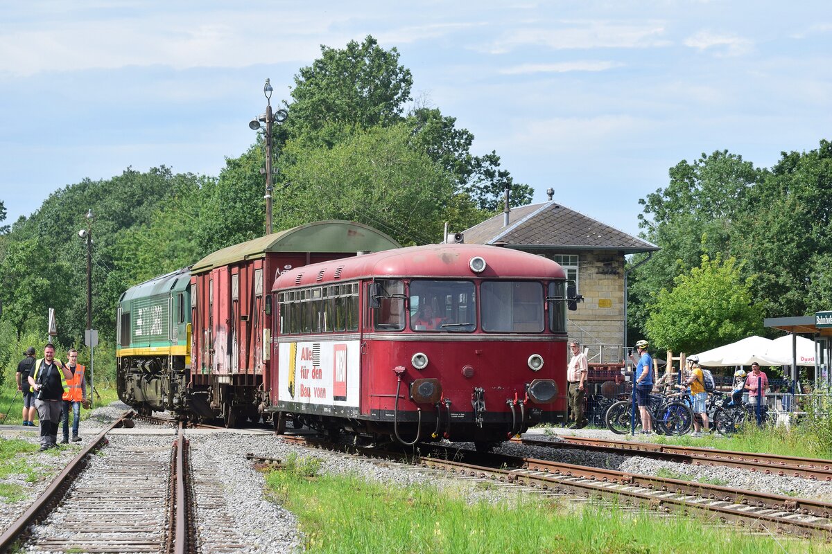 266 010 rangiert 798 818 in Raeren. Links im Bild die beiden in Warnweste sind Vereinsmitglieder und dokumentieren das Ereignis. Dies ist auch alles mit dem Lokführer und co abgesprochen. Fotografiert von einem Überweg aus.

Raeren 19.08.2023
