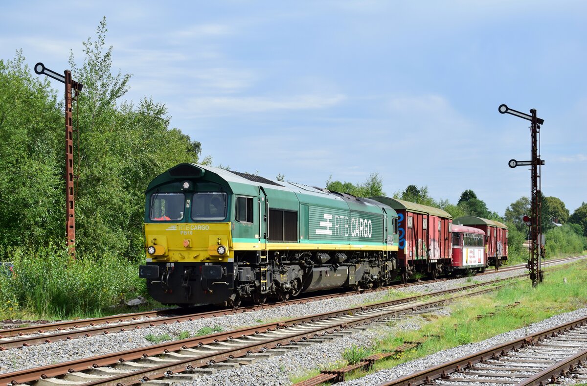 266 014 zieht ihre Überführung wieder in Richtung Eupen um im Weichenbereich den Schienenbus nach etwas rangieren aufs Vereinsgelände zu drücken. Hier assiert sie die letzten 2 Formsignale in Raeren. Aufgenommen an einem Bahnübergang.

Raeren 19.08.2023