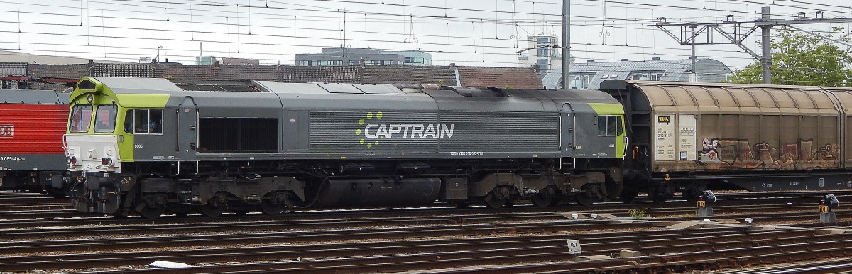 266 016 von Captrain kam am 14.7 mit Schiebewandwagen in Venlo eingefahren.

Venlo 14.07.2015