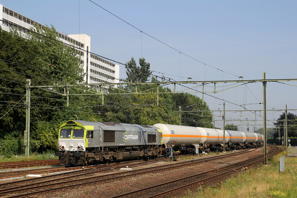 266 016 erreicht mit einem Ganzzug aus Flüssiggas-Kesselwagen den Bahnhof Sittard.
Aufnahmedatum: 13.08.2015