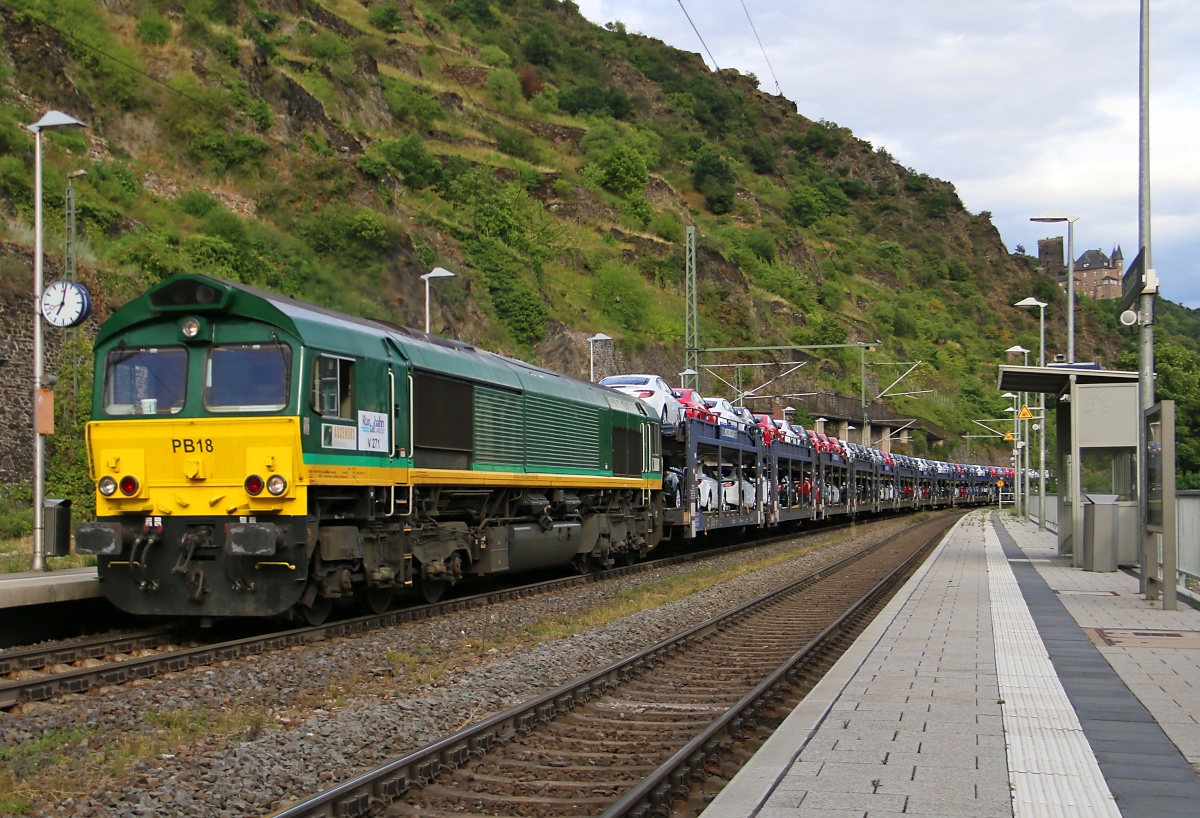 266 022-3 (PB 18) mit Autotransportzug in Fahrtrichtung Koblenz. Aufgenommen in St. Goarshausen am 15.07.2015.