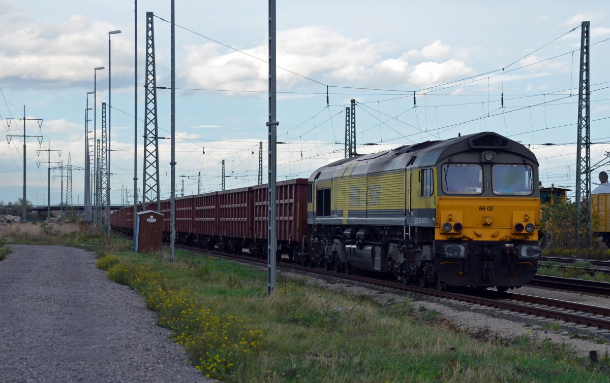 266 030 stand am 27.10.13 mit einem Ganzzug offener Hochbordwagen in Bitterfeld abgestellt.