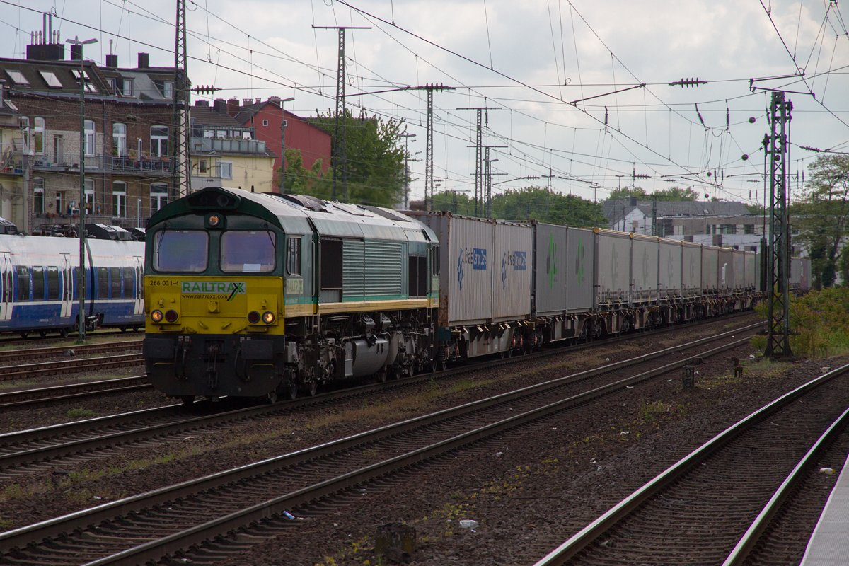 266 031-4 mit einem Containerzug in Köln West, am 12.05.2019.