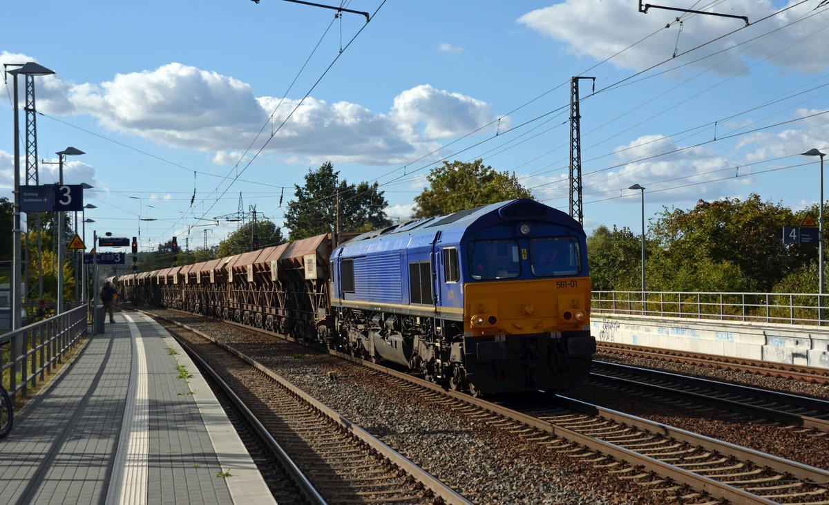 266 038 der BRLL führte für ihren Mieter HHPI am 25.09.18 einen Schotterzug durch Saarmund Richtung Schönefeld.