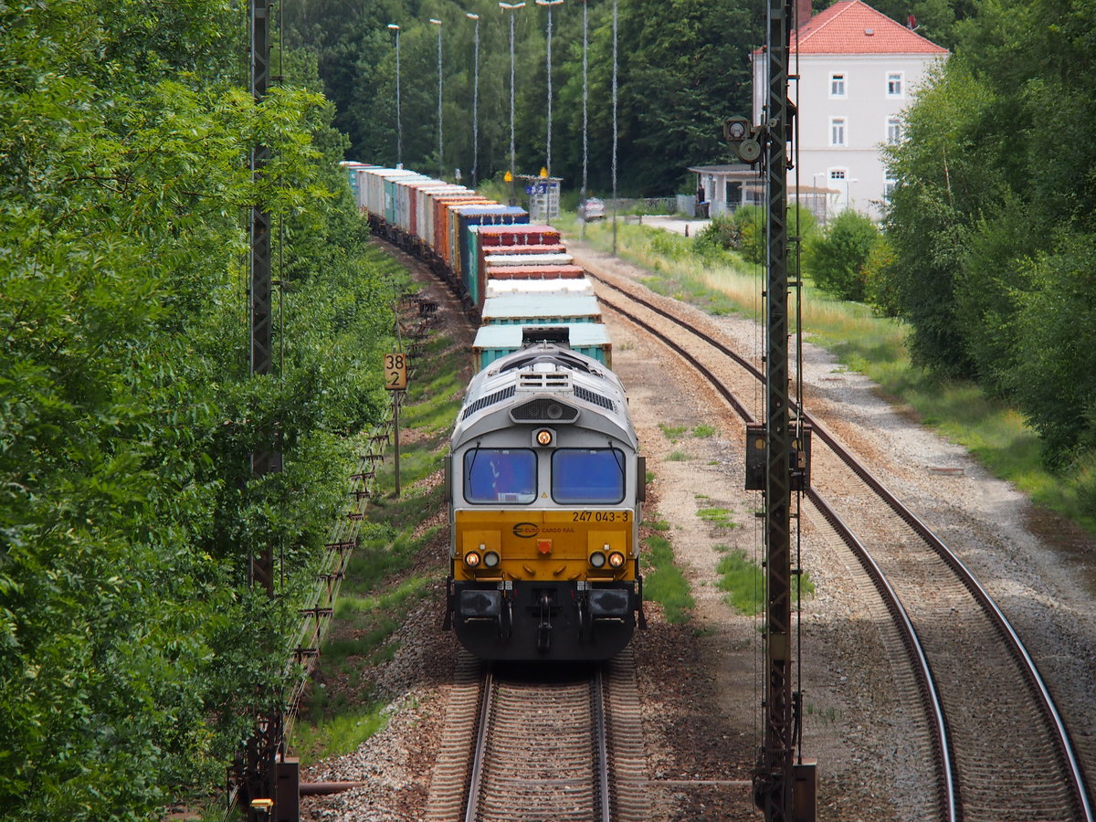 266 043 wartet mit KT 50344 von Burghausen Wacker nach Hamburg Hafen auf Kreuzung. Am 29.07.17 in Thann-Matzbach.