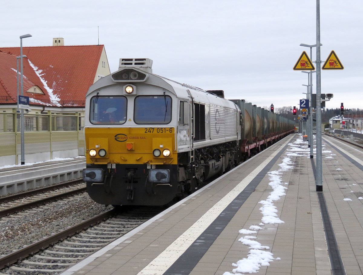266 051 (247 051) am 21.12.17 mit einem Güterzug aus Burghausen in Richtung Mühldorf bei der Durchfahrt durch den Bahnhof Tüßling.