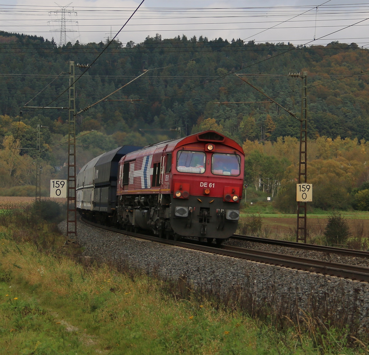 266 061-1 (HGK DE 61) dröhnte mit einem Kohlezug am 12.10.2014 über die KBS 610 in Richtung Süden. Aufgenommen zwischen Mecklar und Ludwigsau-Friedlos.