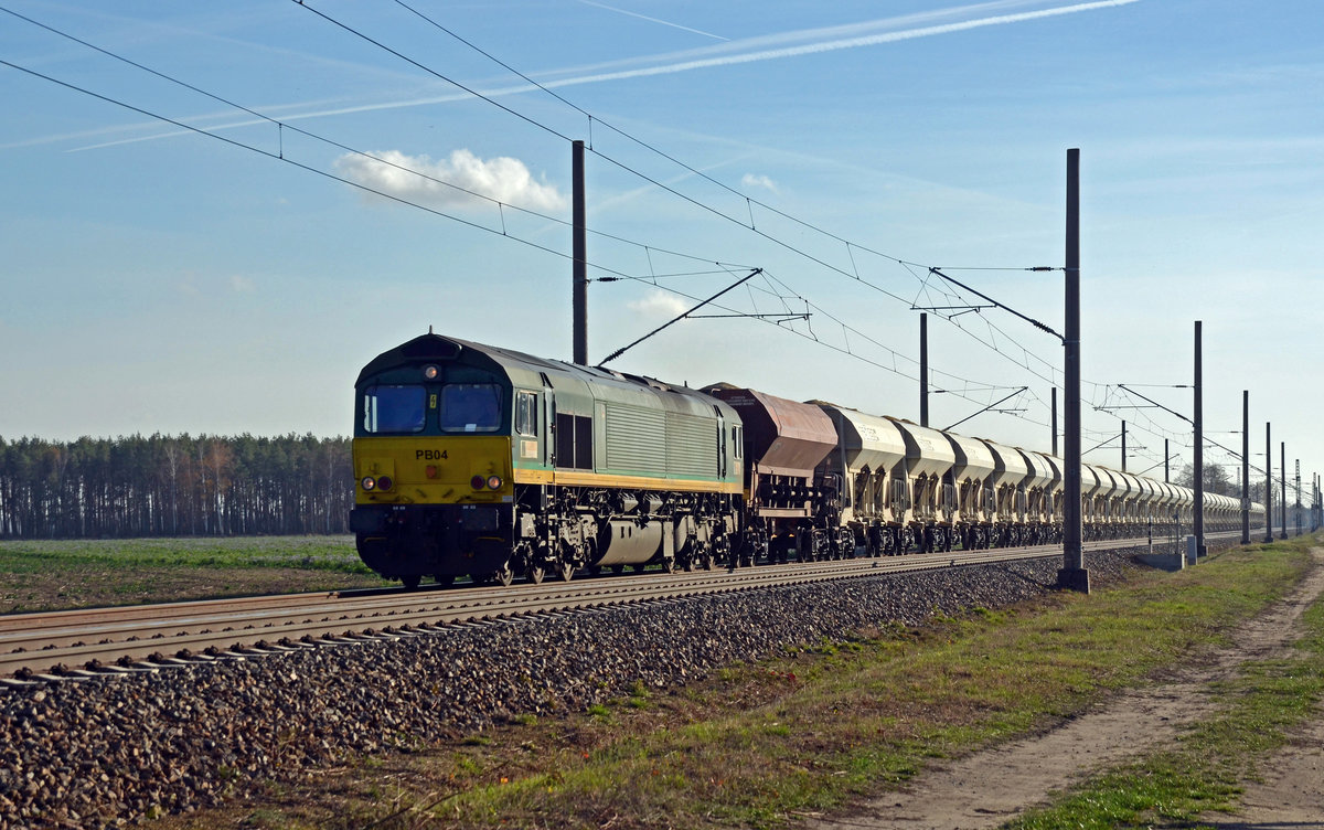 266 063 der ITL schleppte am 14.11.18 einen Kieszug durch Marxdorf Richtung Falkenberg(E). Der Zug bestand bis auf eine Ausnahme ausschließlich aus Wagen des tschechischen Vermieters Railco.