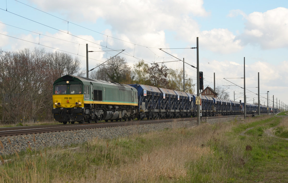 266 064 der BRLL führte am 11.04.19 einen Schotterzug der HHPI durch Braschwitz Richtung Halle(S).