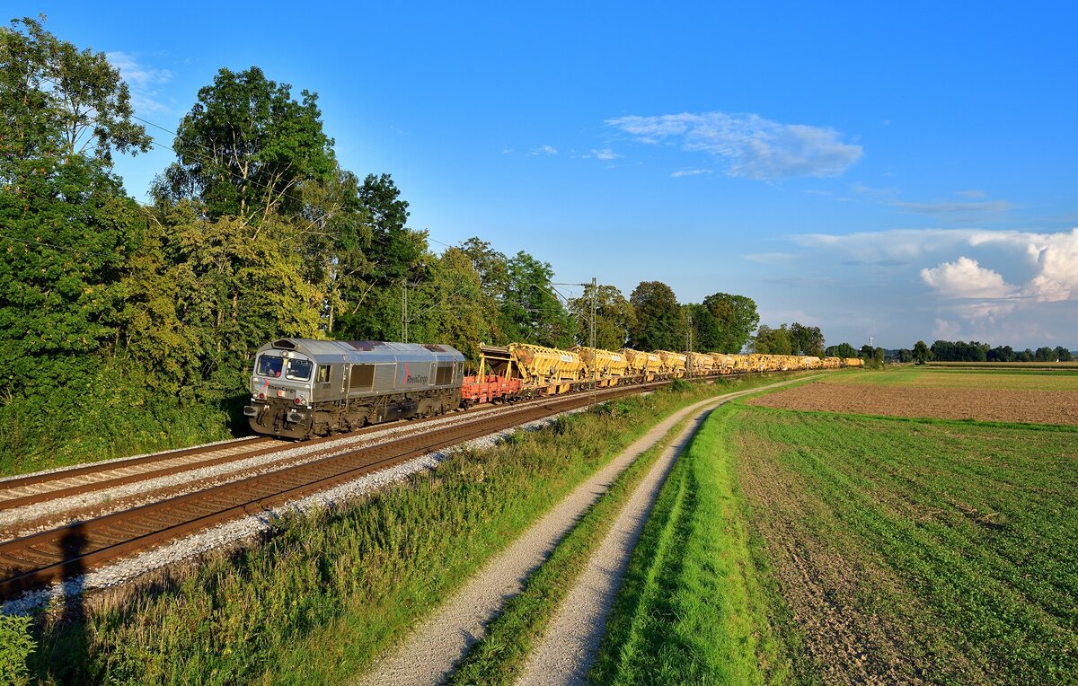 266 070 mit einem Bauzug am 16.08.2023 bei Langenisarhofen.