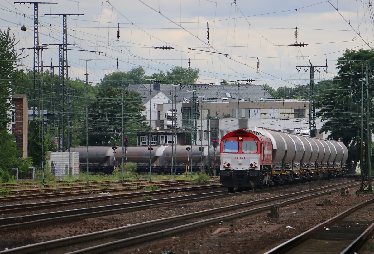 266 071-0 (DE 671) der HGK donnert mit einem Silowagen-Ganzzug um die letzte Biegung vor Köln West. Aufgenommen am 15.07.2014.