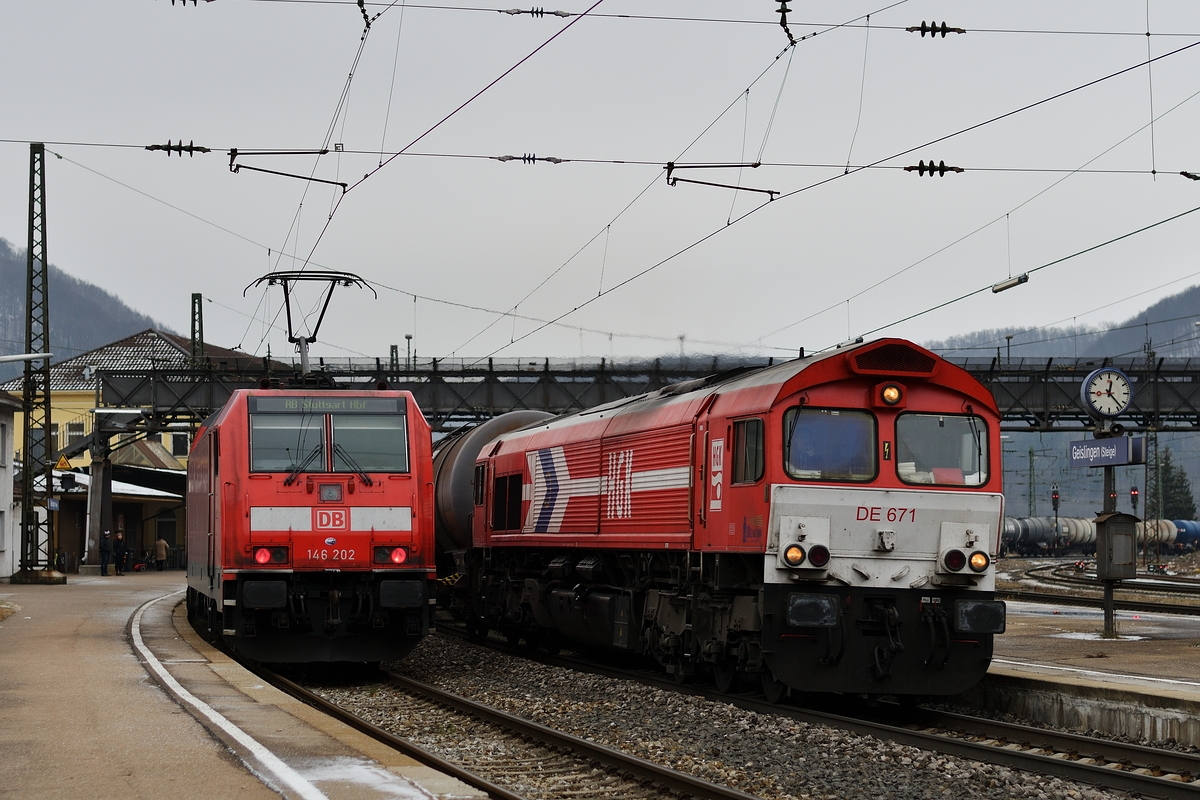 266 071 von Rhein Cargo bespannt am 15. Dezember 2018 einen Kesselwagenzug. Bei der Durchfahrt durch Geislingen (Steige) bekommt sie bereits Unterstützung durch 151 169.