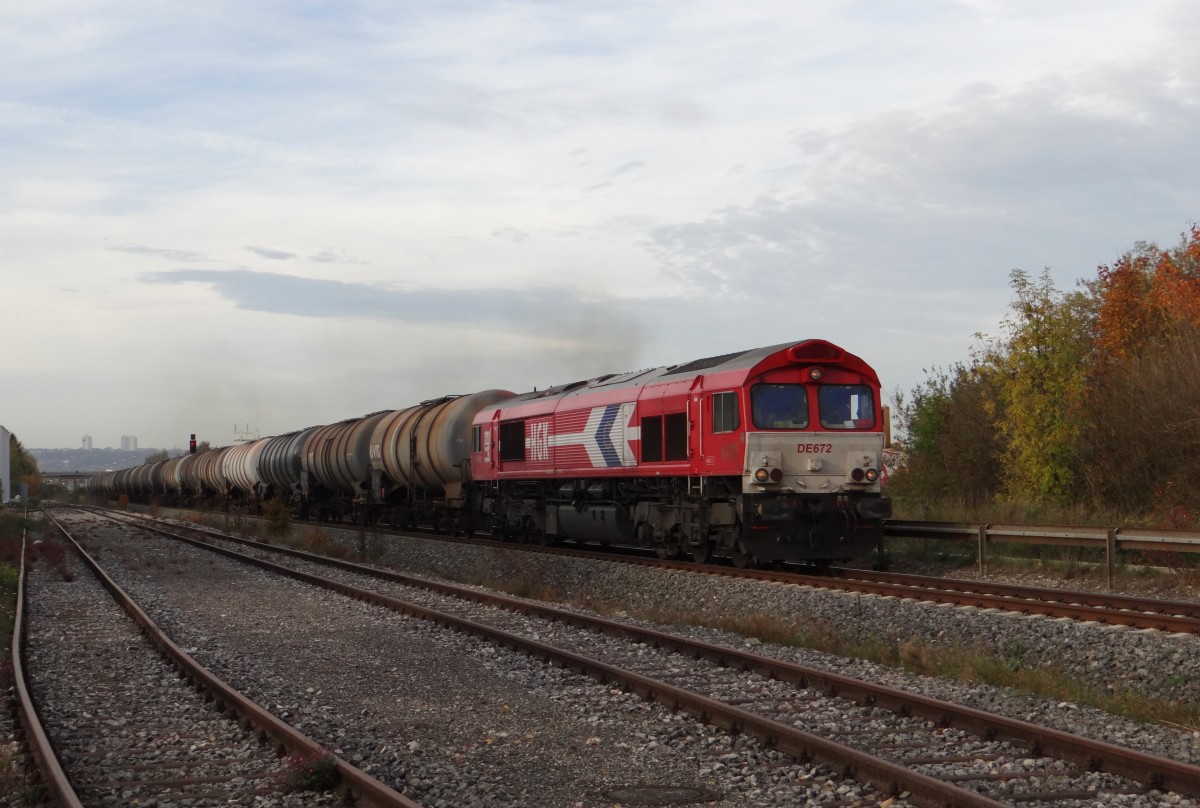 266 072 der HGK zusehen mit einem Kesselzug am 25.10.13 in Neu Ulm.