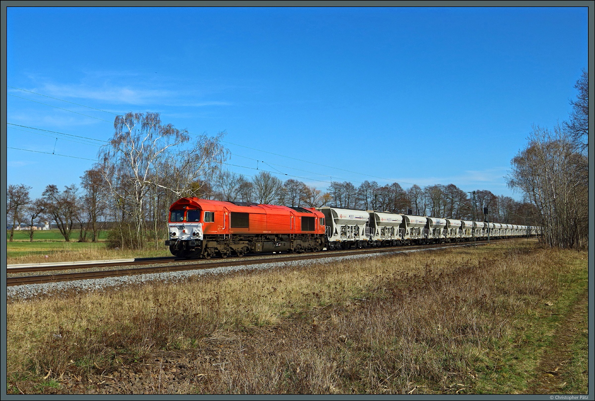 266 107-2 der ITL zieht den Kieszug aus Mühlberg durch Jütrichau. (07.04.2018)