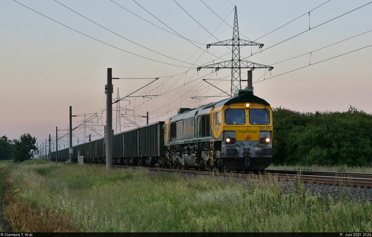 266 119-7 (653-09 | EMD JT42CWRM) dieselt mit offenen Güterwagen im dämmrigen Licht in Braschwitz Richtung Halle (Saale).

🧰 Beacon Rail Leasing Limited (BRLL), vermietet an die Freightliner DE GmbH (FDE)
🚩 Bahnstrecke Magdeburg–Leipzig (KBS 340)
🕓 17.6.2021 | 21:26 Uhr