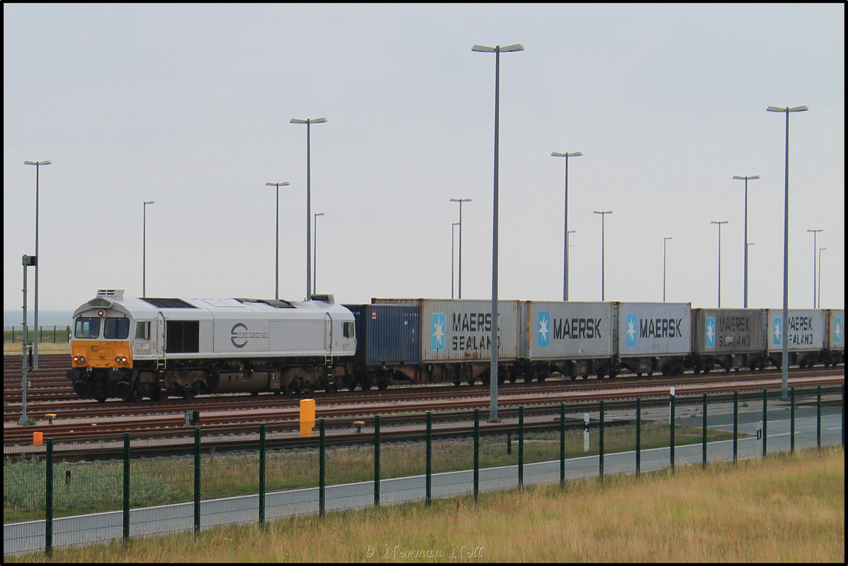 266 411-8 bei der Ausfahrt mit Ihrem Containerzug über die Vorstellgruppe am Jade-Weser-Port. 08/07/2016 Wilhelmshaven