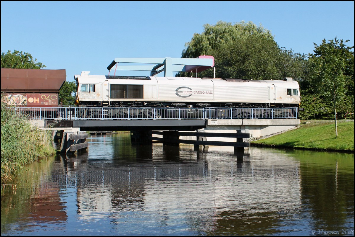 266 420-9 der Euro Cargo Rail beim berqueren mit Ihrem Kohlezug des Ems-Jade-Kanal`s in richtung Sande. 06/09/2013