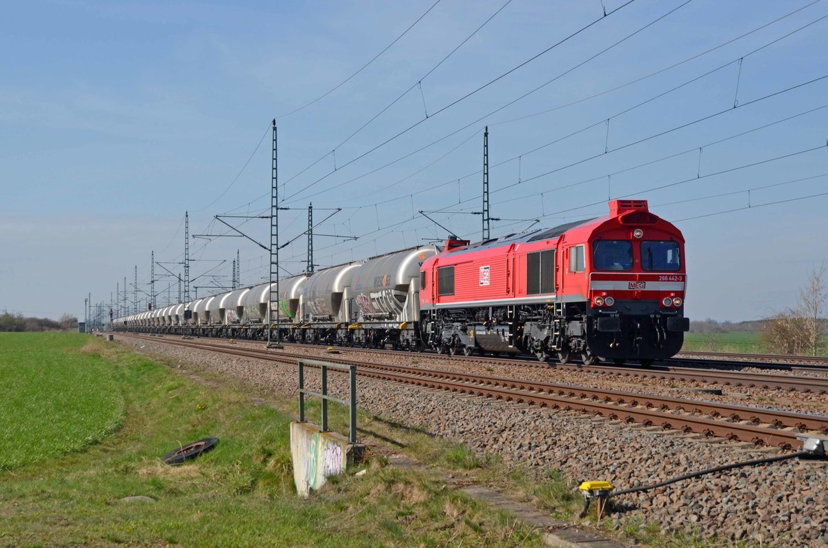 266 442 schleppte am 11.04.21 einen langen Silozug durch Radis Richtung Wittenberg; am Zugschluss wurde noch 145 025 mitgeschleppt. Ziel ist das Cemex-Werk in Rüdersdorf bei Berlin.