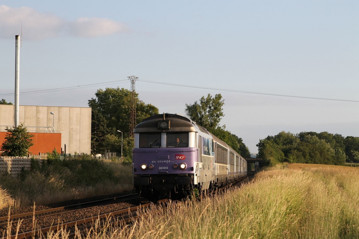 267413 in Abendlicht mit TER 849935 Paris Nord-Laon bei Laon am 20-6-2014.