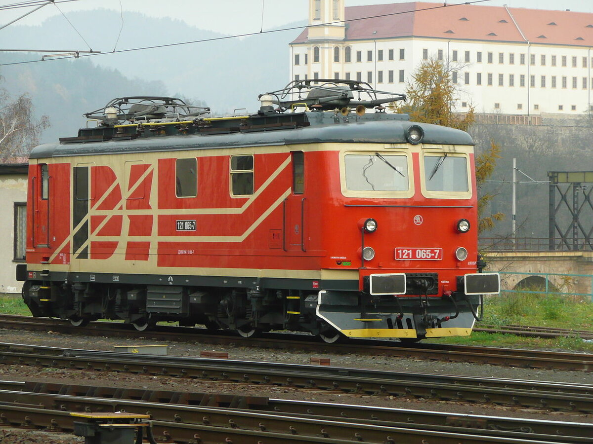 ČD 121 065, fotografiert am 24.11. 2112 in Děčín h.l.n. 