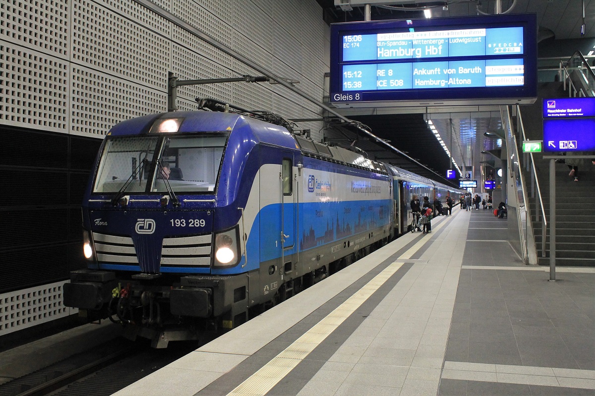 ČD-193 289  Flora  mit dem EC174 (Prag-Hamburg) am 9.4.2023 beim Zwischenstopp am Berliner Hauptbahnhof (tief)