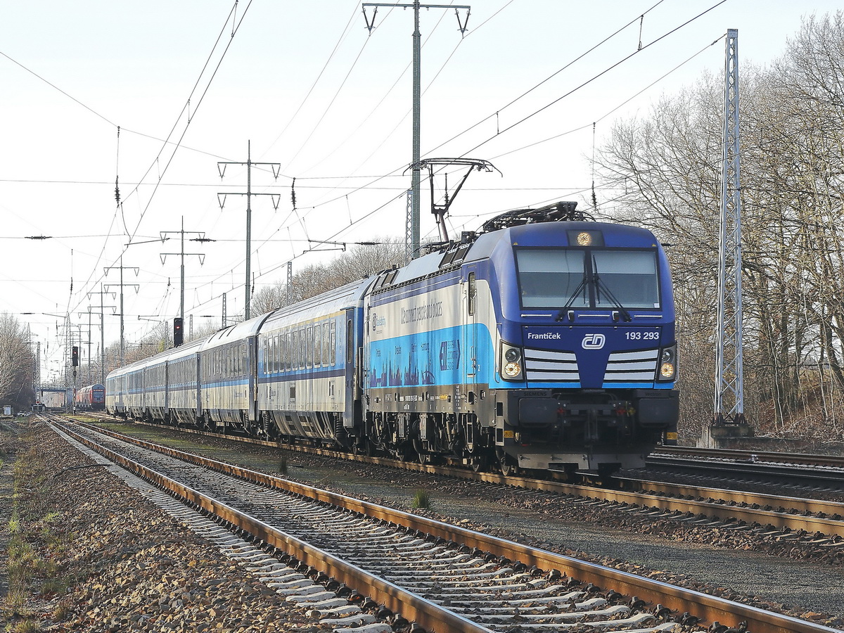 ČD 193 293  Frantíček  mit dem  EC 174 nach Hamburg-Altona über  Berlin Hbf (tief) von Praha hl.n., am 29. Dezember 2019.