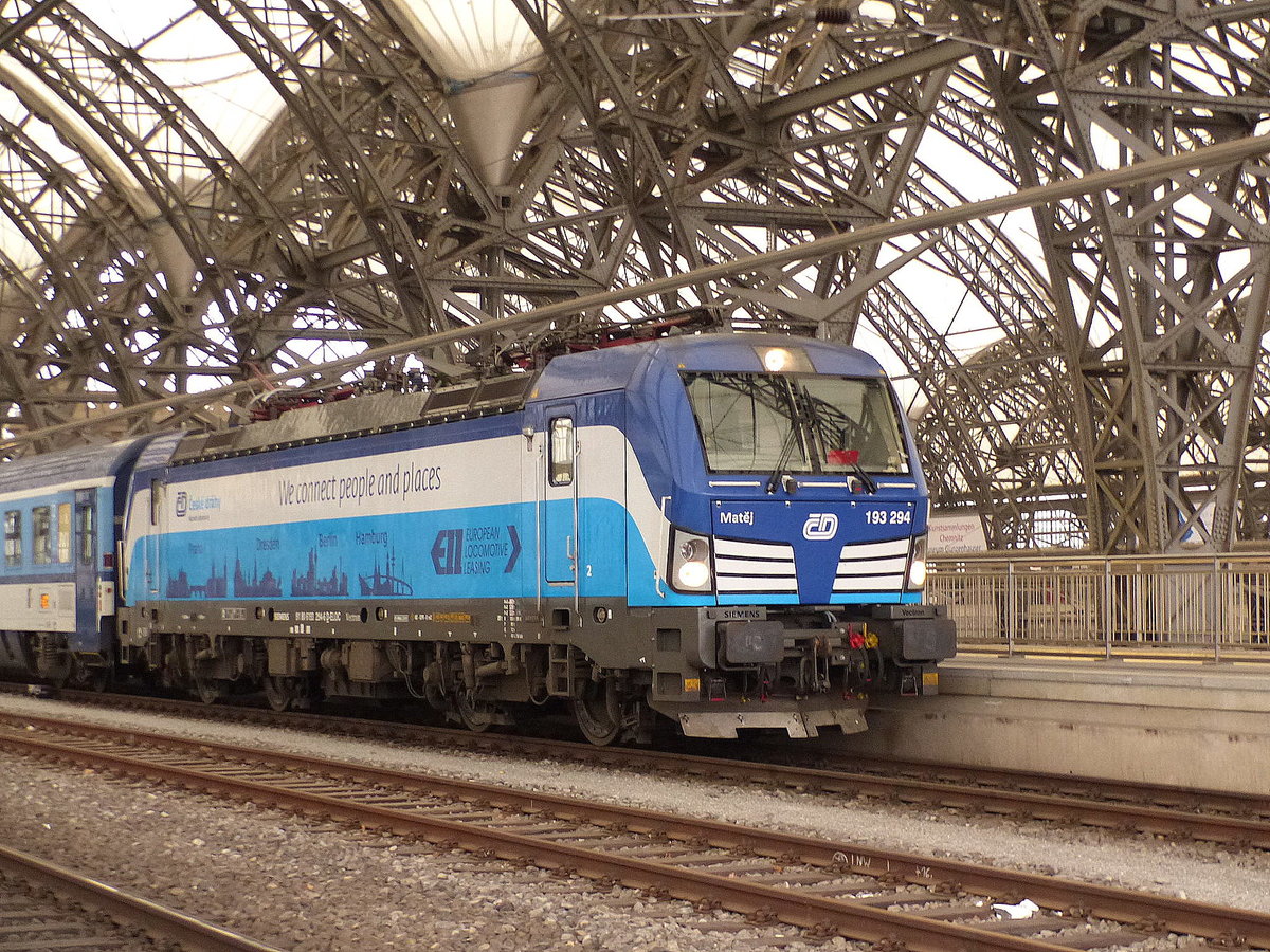 ČD 193 294  Matěj  mit dem EC 174  Robert Schumann  von Praha hl.n. nach Hamburg-Altona, am 22.02.2019 in Dresden Hbf.