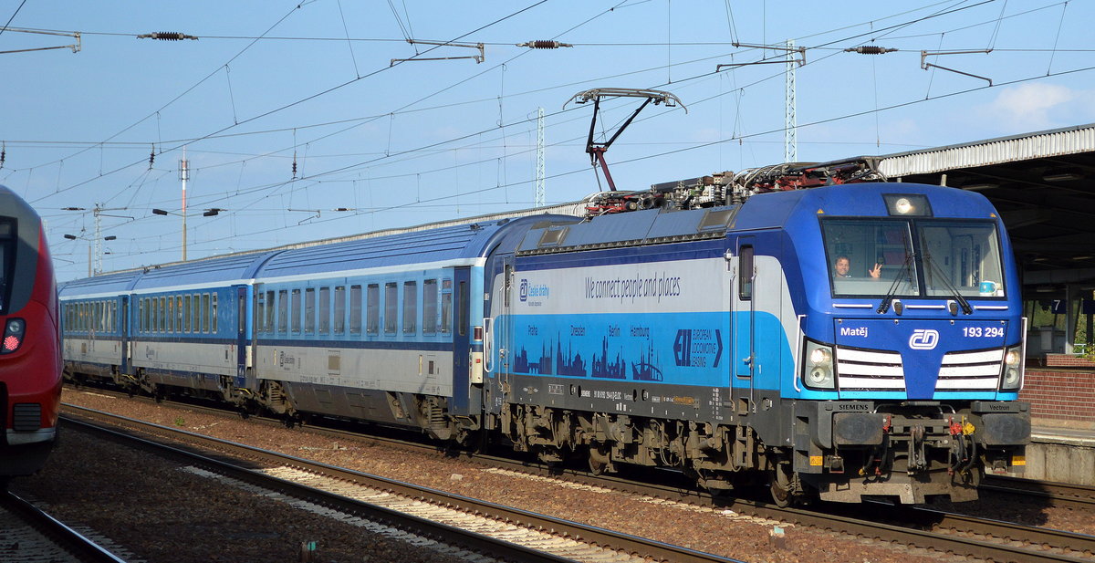 ČD - České dráhy a.s mit ELL Vectron   193 294  Name: Matěj  [NVR-Number: 91 80 6193 294-6 D-ELOC] und EC Richtung Prag am 04.09.18 Bf. Flughafen Berlin-Schönefeld.