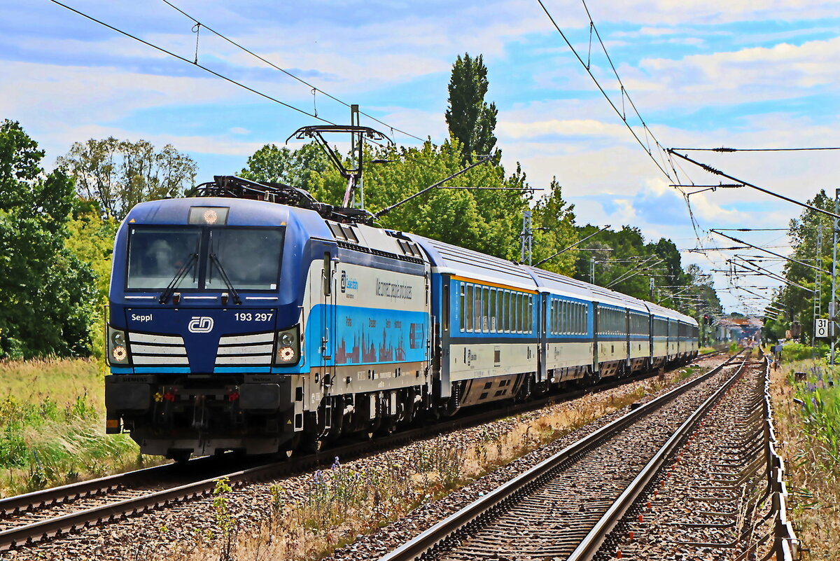 ČD - České dráhy a.s., Praha [CZ] mit der Vectron 193 297 (Name: Seppl) (NVR-Nummer: 91 80 6193 297-9 D-ELOC) als EC Richtung Berliner Innenstadt am 16. Juni 2024 bei Durchfahrt durch den Bahnhof Dabendorf.