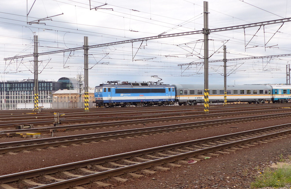 ČD 362 033-3 mit dem Ex 358  Západní expres  nach München Hbf, am 08.06.2019 in Praha hl.n.