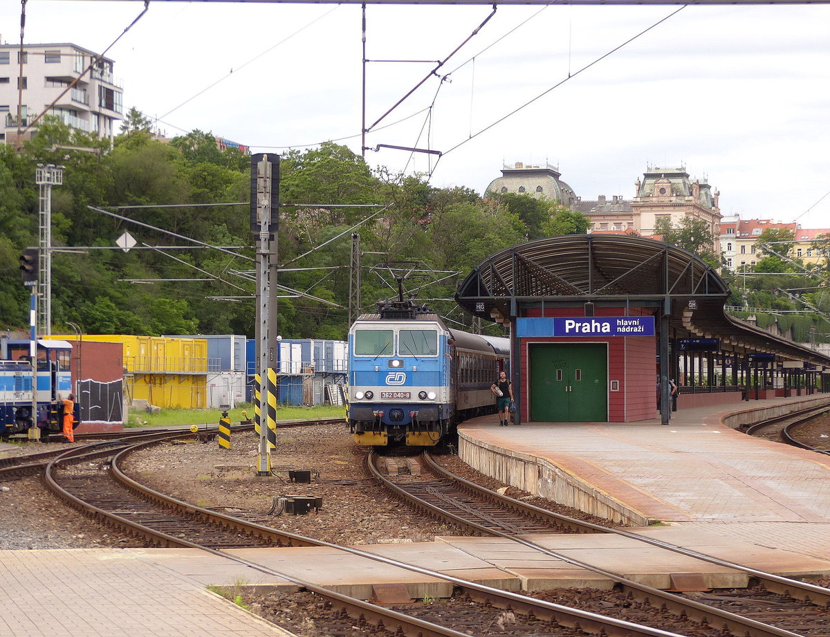 ČD 362 040-8 mit dem R 724  Lunice  von Vesel nad Lunic nach Praha-Holeovice, am 08.06.2019 in Praha hl.n.