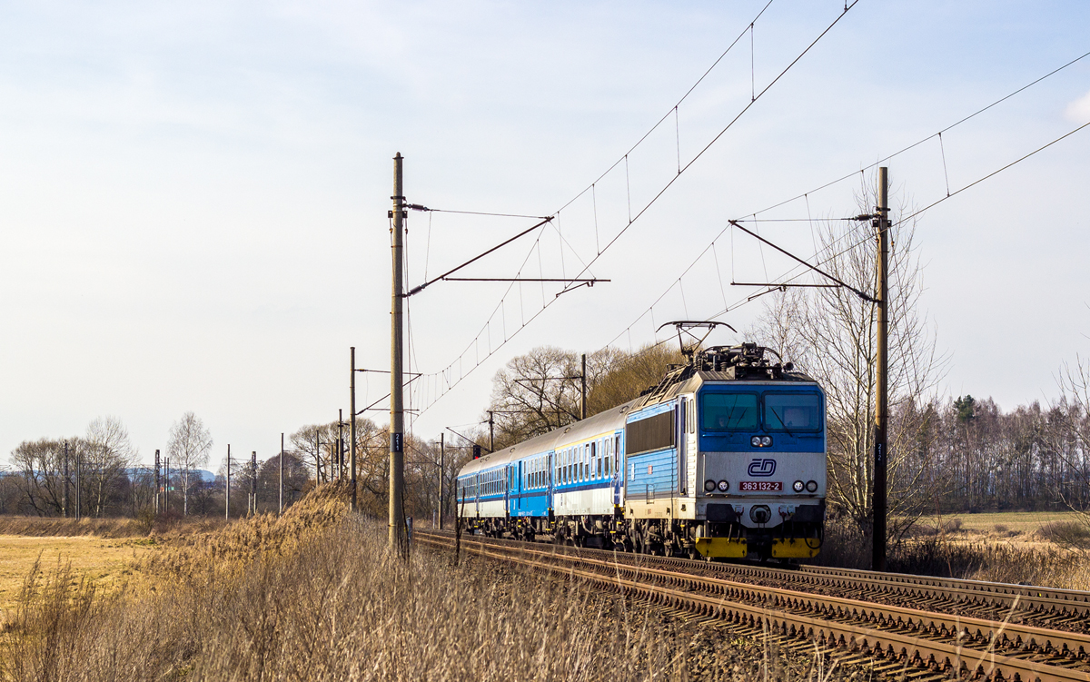 ČD 363 132-2 beschleunigt den Schnellzug R 613 von Eger/Cheb nach Prag/Praha nach der engen Kurve bei Tršnice. Nächster Halt ist Königsberg/Kynšperk nad Ohří (03.03.2014)