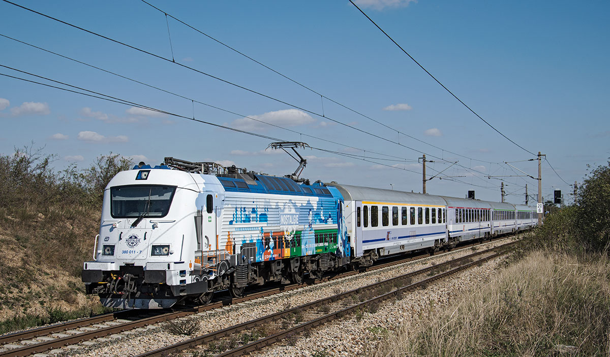 ČD 380 011-7 hat ihre Look verändert und fährt nun mit ČD Nostalgie Folien durch die Gegend wie hier mit EC 103 Polonia von Warschau nach Wien Westbhf, enstand bei Helmahof auf der Nordbahn, 01.10.2015