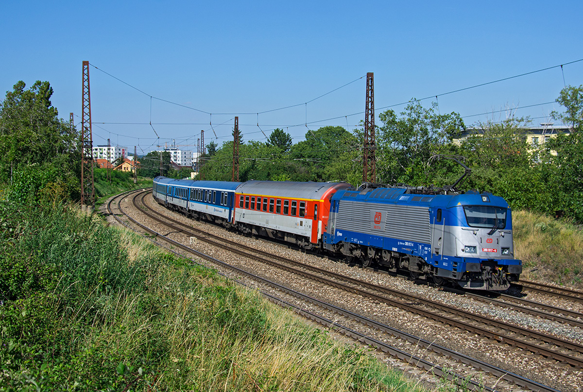 ČD 380 017 mit EC 274  Jaroslav Hasek  nach Praha hl.n. bei der Durchfahrt in Bratislava -Vinohrady, 29.07.2017. 