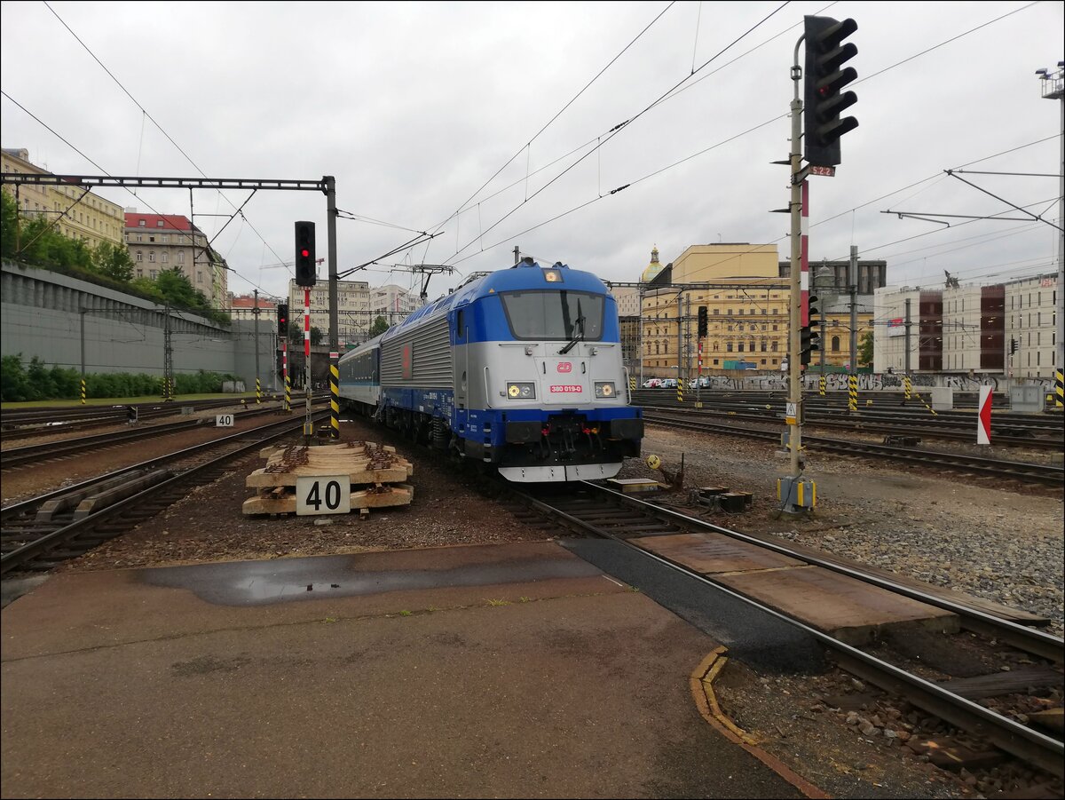 ČD 380 019-0 in HBf. Praha hlavni nadrazi am 17. 5. 2024.