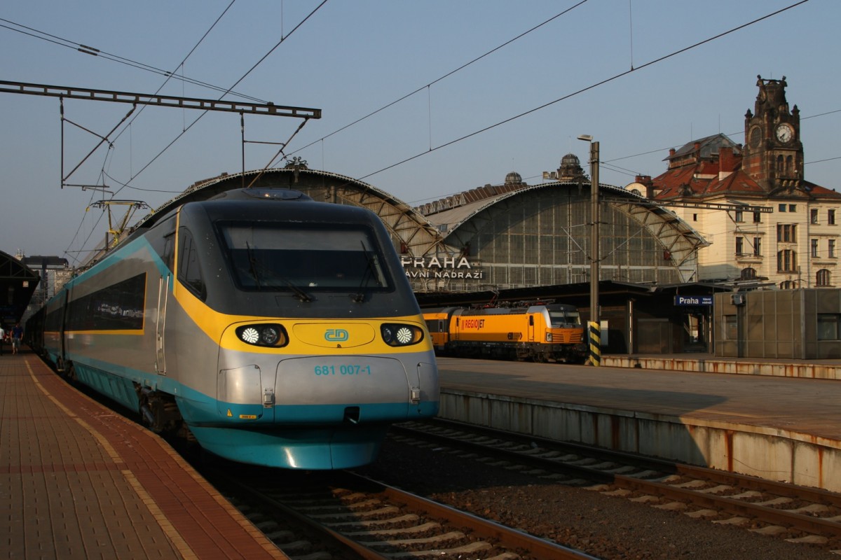ČD 681 007-1  Pendolino   am 12.08.2015 in Prag Hauptbahnhof.
