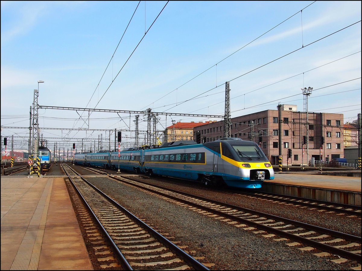 ČD 681  Pendolino  kommt am nach Prag Hauptbahnhof am 13.03.2017.
