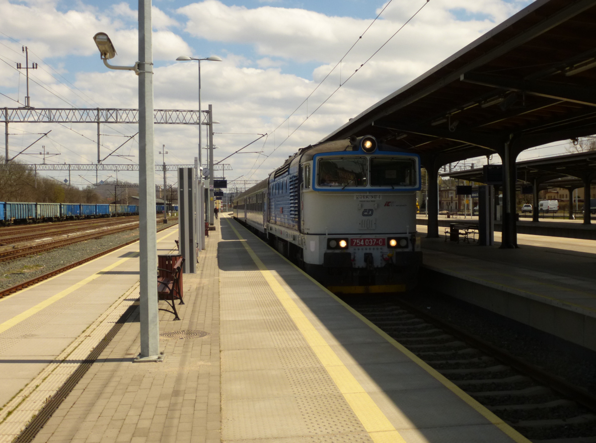 ČD 754 037-0 in Dienst von PKP IC bei der Einfahrt im Bahnhof Jelenia Góra mit TLK  Sudety  von Krakau, Polen, 26.04.2021.