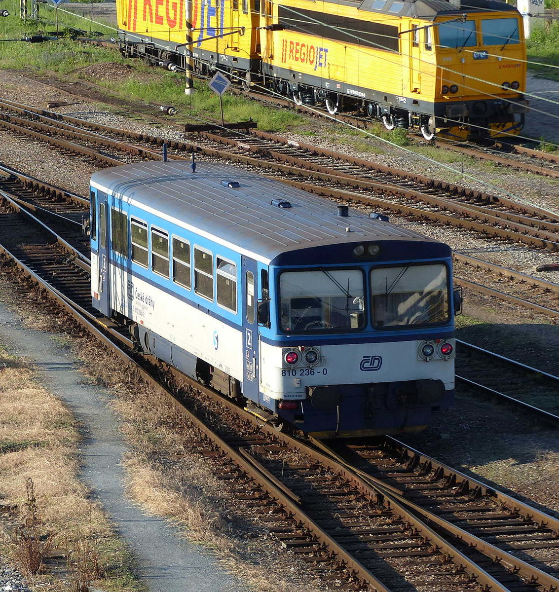 ČD 810 236-0 als Os 25925 von Rudna u Prahy nach Praha hl.n., am 07.06.2019 in Praha-Smichov.