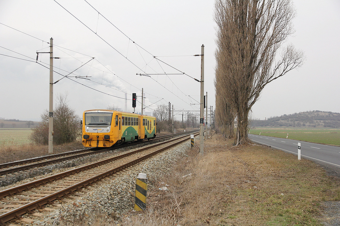 ČD 814 145 als Os 6513 Most - Žatec západ // Südlich von Počerady // 1. Februar 2019
