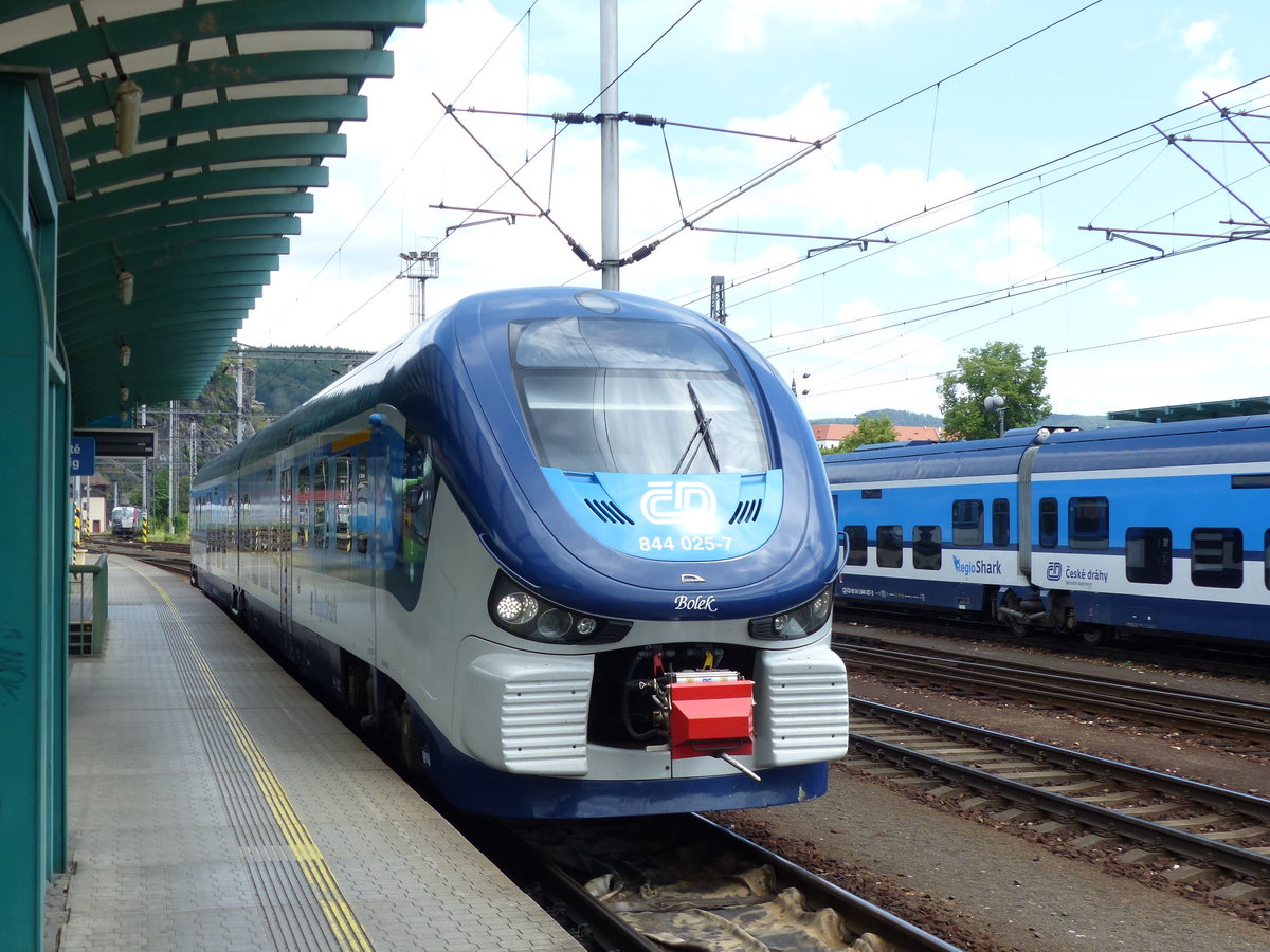 ČD 844 025-7  Bolek  als Os 6656 nach Rumburk, am 09.06.2020 in Děčín hl.n..