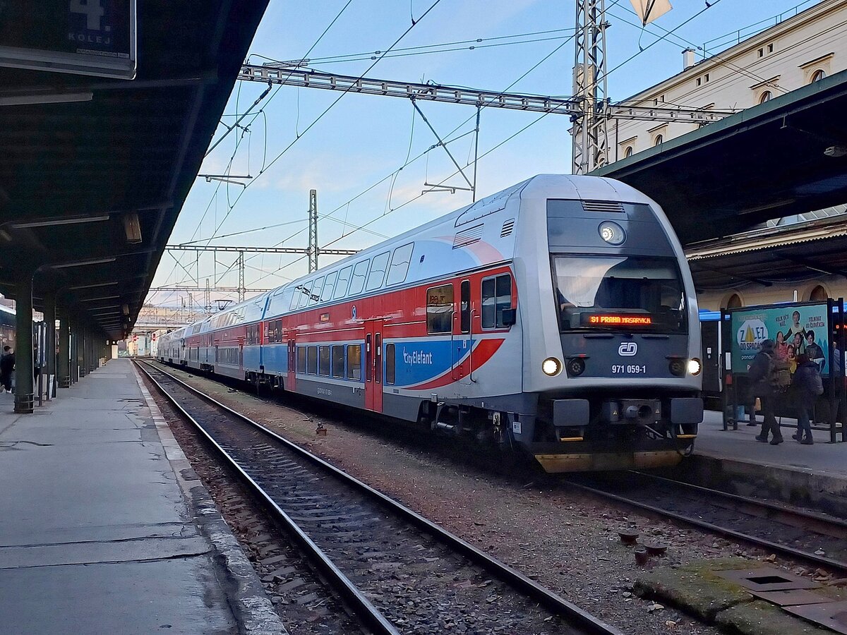 ČD 971 059-1 als Os 9340 (S1) aus Koln, am 13.02.2024 in Praha Masarykovo ndra.
