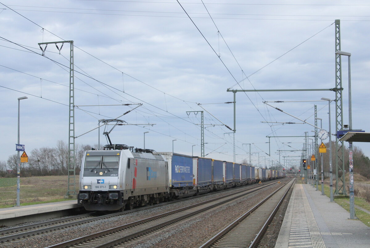 ČD Cargo 186 371-1 mit einem KLV Richtung Magdeburg, am 16.02.2024 in Rodleben.