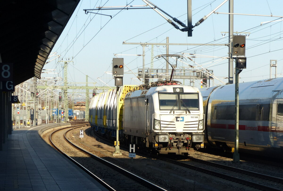 ČD Cargo 193 586 mit einem Holzwagenzug Richtung Eisenach, am 12.03.2022 in Erfurt Hbf.