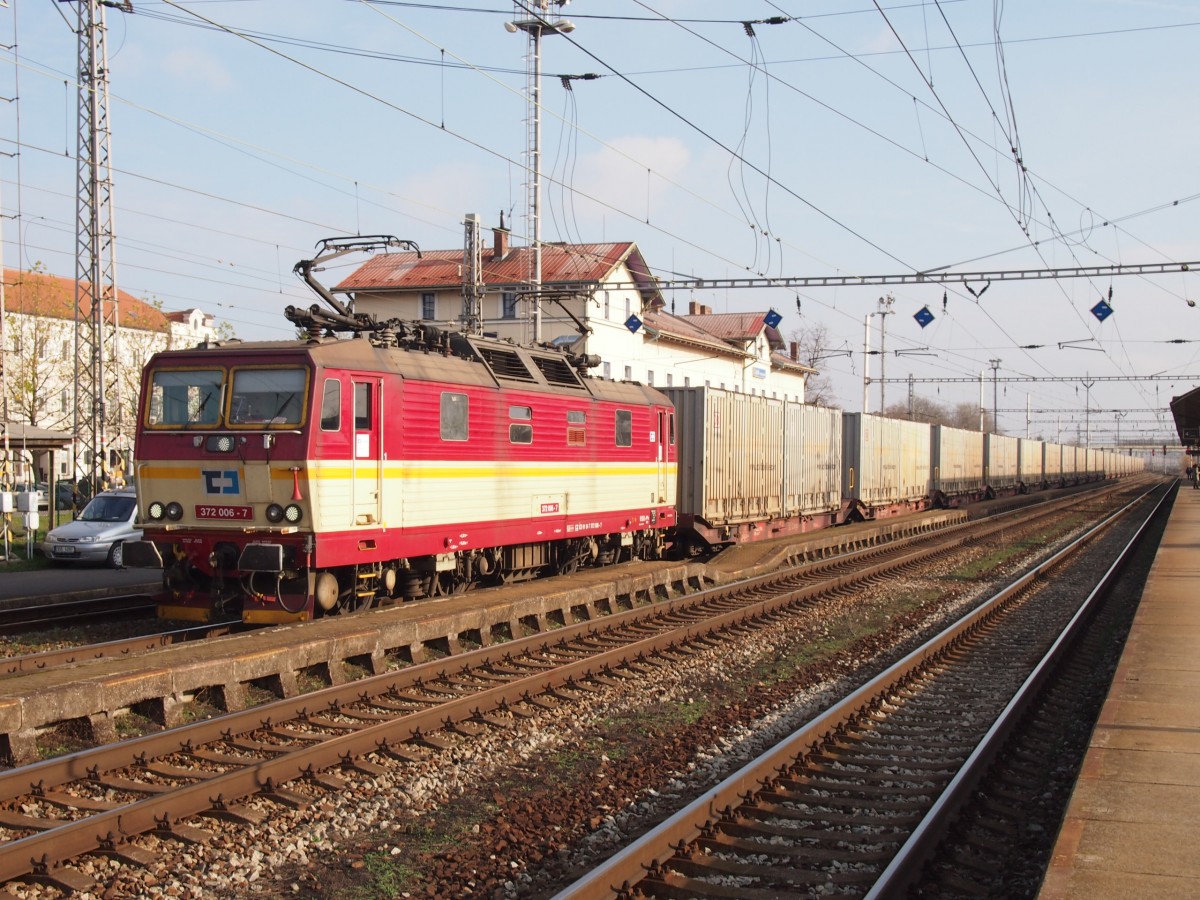 ČD Cargo 372 006-1 mit einem Containerzug in Bhf. Lysa nad Labem am 23.11.2013.