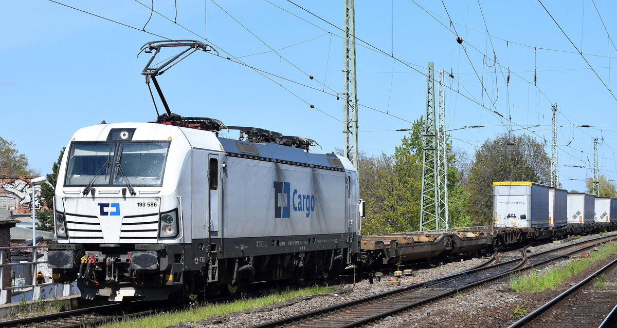ČD Cargo, a.s., Prag [CZ] mit der ATLU Vectron  193 586  [NVR-Nummer: 91 80 6193 586-5 D-ATLU] und einem KLV-Zug am 03.05.23 Vorbeifahrt Bahnhof Magdeburg Neustadt.