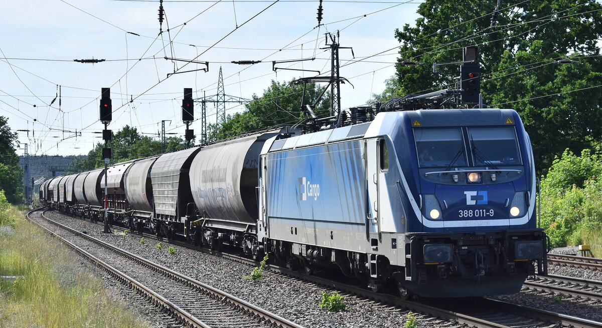 ČD Cargo a.s., Praha [CZ] mit ihrer  388 011-9  [NVR-Nummer: 91 54 7388 011-9 CZ-CDC] und einem Getreidezug am 31.05.23 Höhe Bahnhof Saarmund