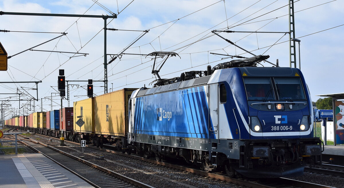 ČD Cargo a.s., Praha [CZ]  mit ihrer  388 006-9  [NVR-Nummer: 91 54 7388 006-9 CZ-ČDC] und einem Containerzug am 27.09.23 Höhe Bahnhof Rodleben.