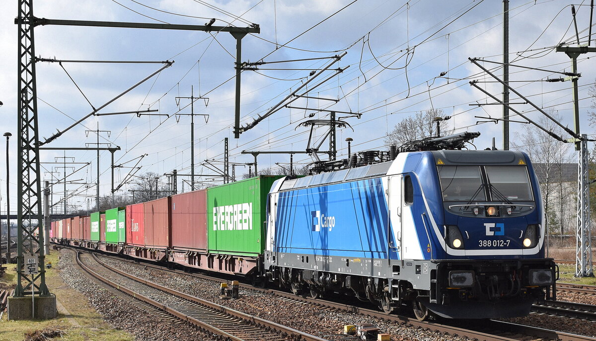 ČD Cargo a.s., Praha [CZ] mit ihrer  388 012-7  [NVR-Nummer: 91 54 7388 012-7 CZ-CDC] und einem Containerzug für METRANS am 06.03.24 Durchfahrt Bahnhof Schönefeld bei Berlin. Viele Grüße an den Tf. !!!